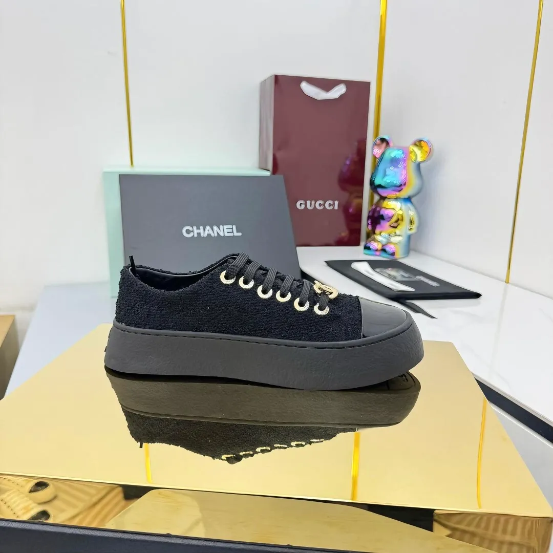 👟👟Ex-factory price 520👟👟 Top-quality cloth-covered version, original quality! ! ! Chanel Chanel - 2025 biscuit shoes, the top casual sports shoes in the counter, this classic design; the upper is electro-embroidered with a variety of craftsmanship; the outsole is fashionable and sporty; the extraordinary inclusion of a variety of color elements... The diversified mix and match is very good-looking and versatile, casual, fashionable, sports, and outdoor can be taken into account... ꫛꫀꪝ Go➫ Material: ❶Upper: Original first-layer cowhide ❷Inner: Sheepskin ❸Outsole is based on: Original TPU combination outsole. Full set of boutique packaging for women 35–40-41. Customized. Non-refundable. 👉